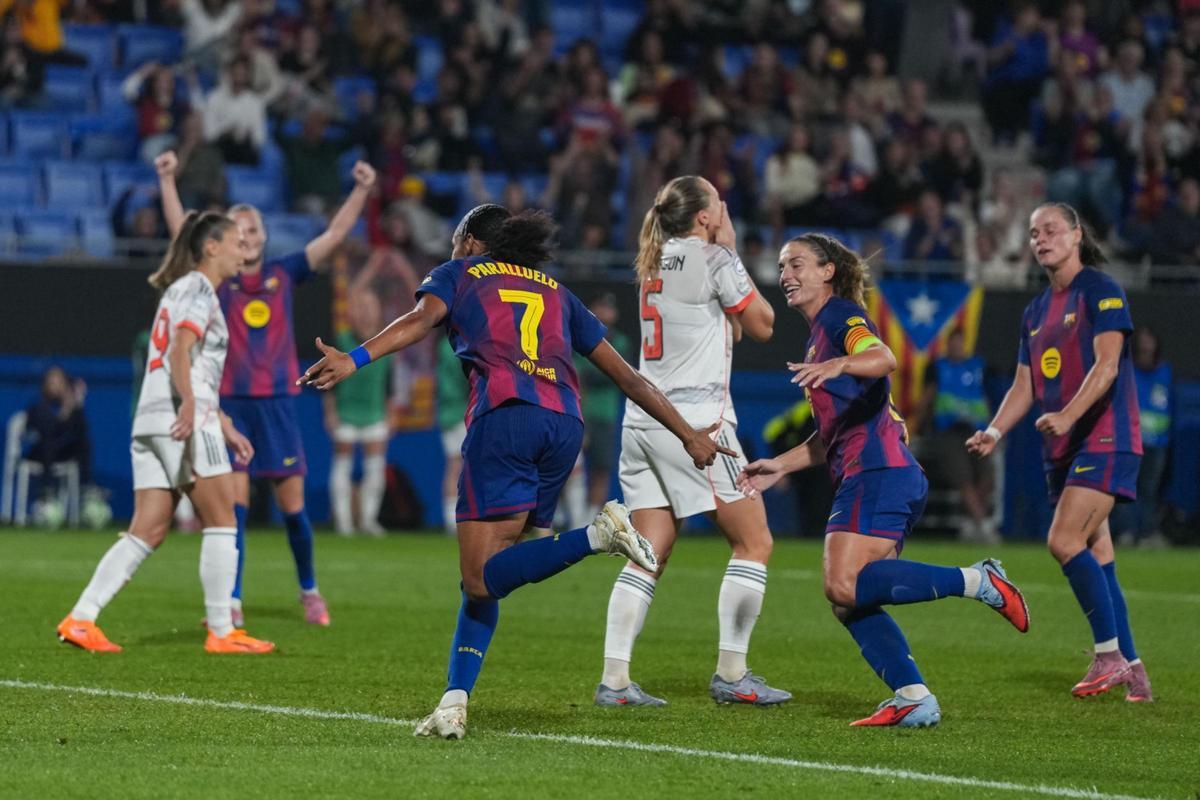 Salma Paralluelo celebrando su gol ante el Bayern