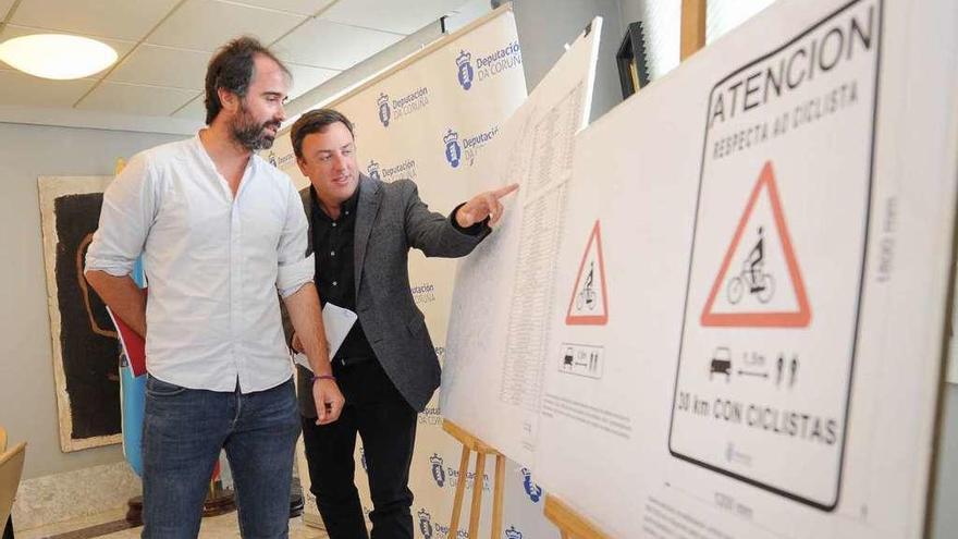 Más seguridad para los ciclistas. La Diputación de A Coruña pondrán en marcha un plan de mejora de la seguridad ciclista en la red provincial de carreteras que consistirá en la instalación de nuevas señales en 630 kilómetros de viales. El plan, presentado por el presidente de la Deputación, Valentín González Formoso, y el diputado y edil municipal de Mobilidade, Daniel Díaz, tiene una inversión de 157.490 euros y reforzará la seguridad en 57 carreteras