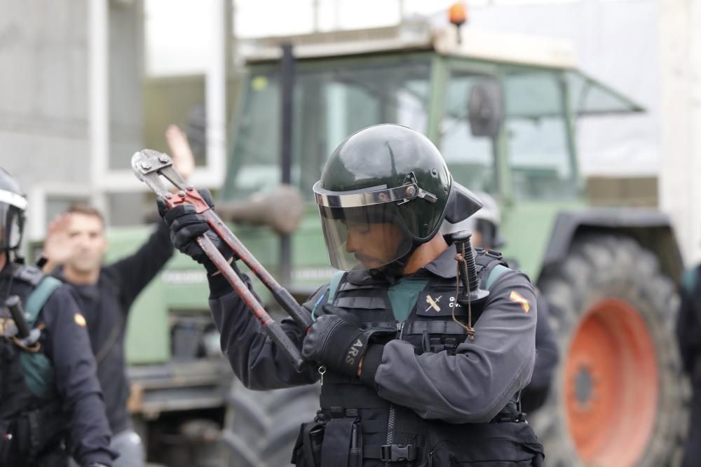 Guàrdia Civil i Policia Nacional desallotgen amb violència col·legis electorals gironins