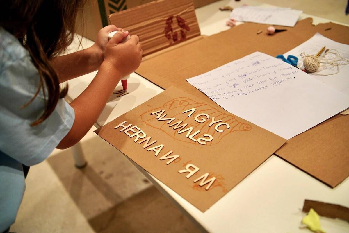 asistentes al taller de teatro lambe-lambe enmarcado dentro de las actividades del Festival Mamut5