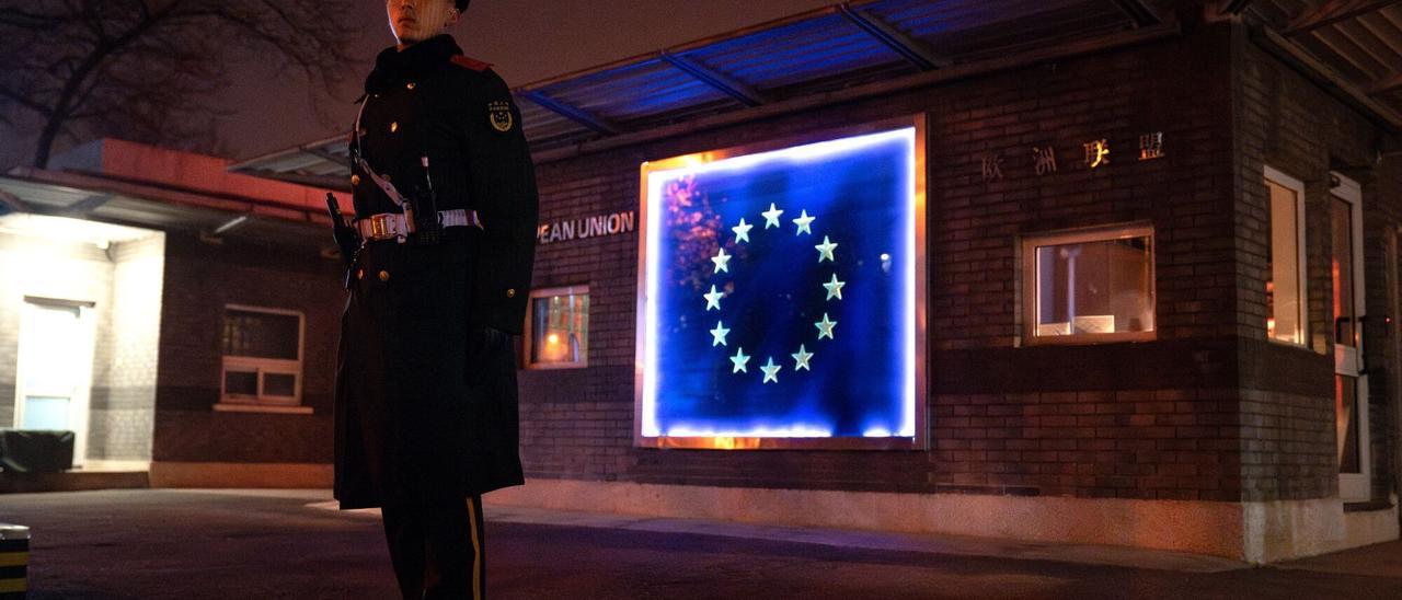 Un militar chino monta guardia ante la embajada de la UE en Pekín.