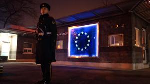 Un militar chino monta guardia ante la embajada de la UE en Pekín.