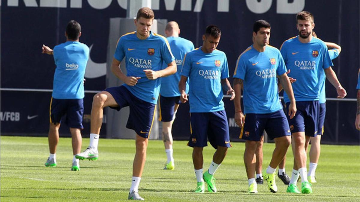 Gerard Gumbau se ha ejercitado este viernes con el primer equipo del FC Barcelona junto a su compañero del filial Juan Cámara