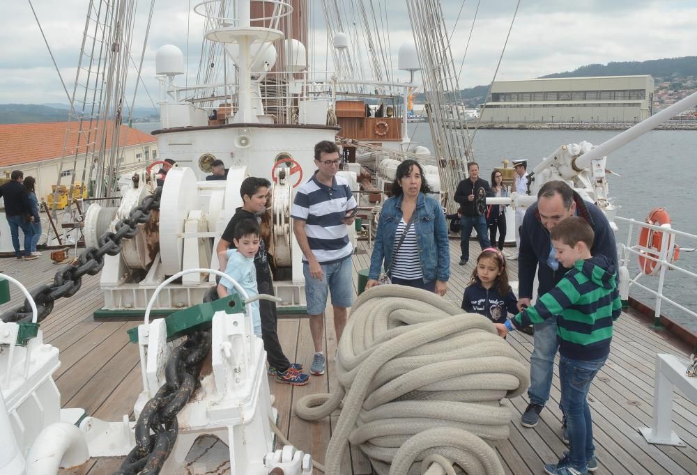 El "Juan Sebastián de Elcano" atrae a visitantes