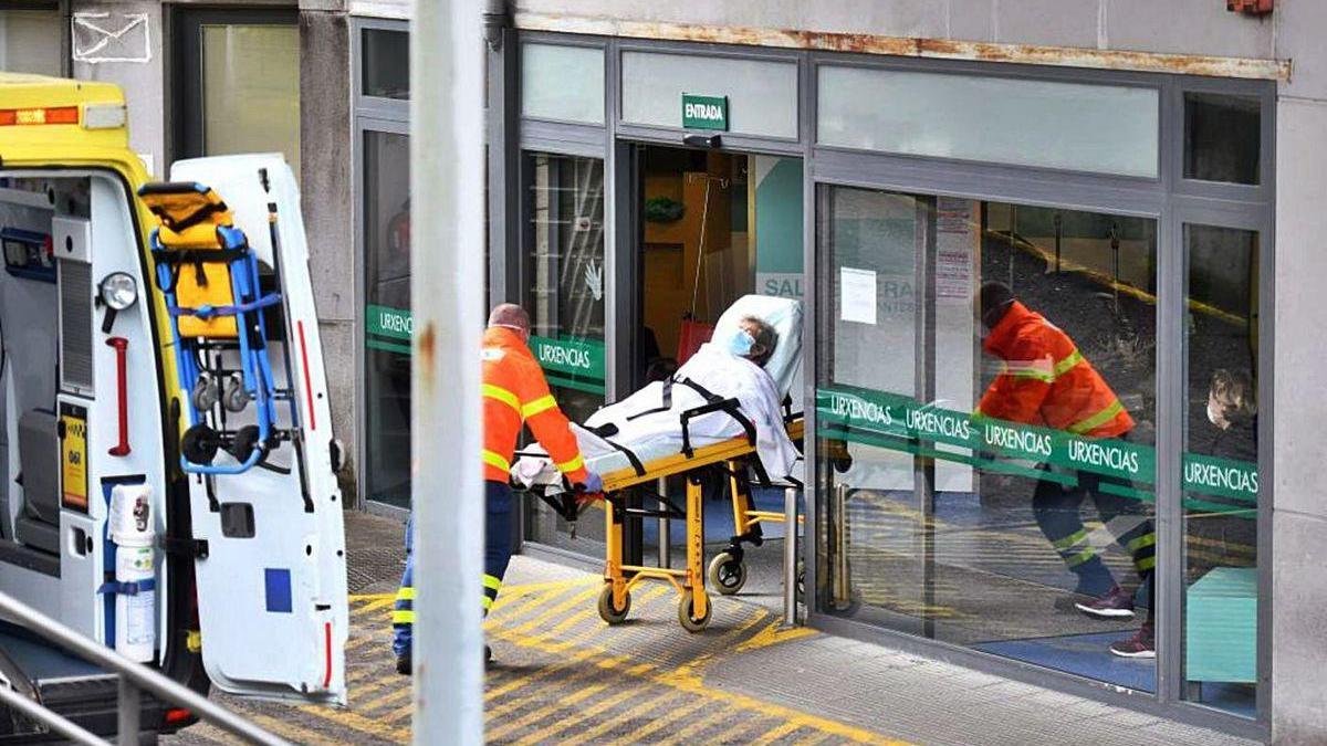 Ingreso de un paciente en Urgencias de Montecelo durante la crisis del coronavirus.