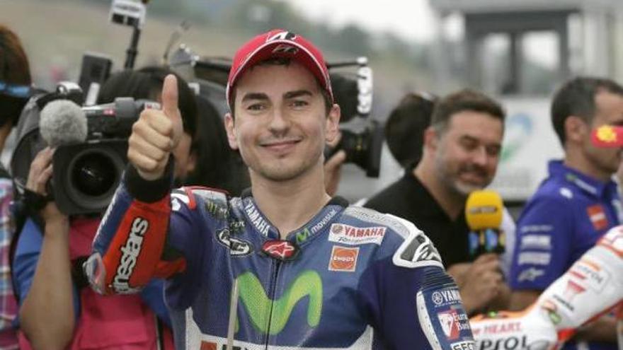 Jorge Lorenzo celebra ser el más rápido en su calificación de ayer de Motegi.