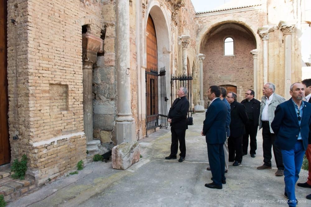 José López, alcalde de Cartagena, visita la Catedral Vieja