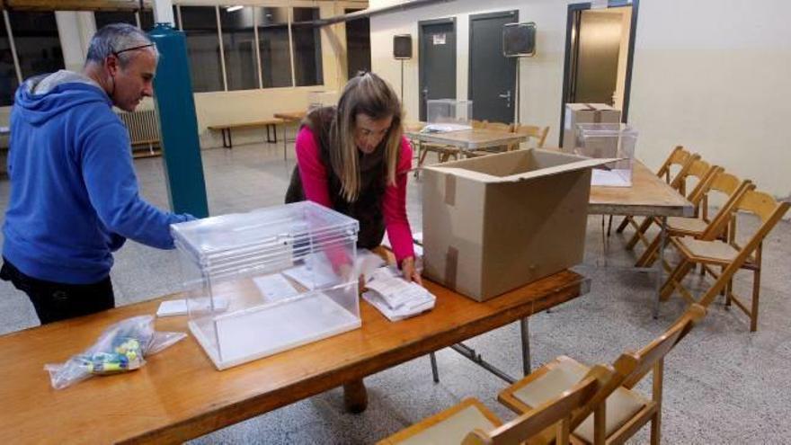 Les urnes es van instal·lar ahir als col·legis electorals. A la imatge, el Col·legi Verd de Girona.