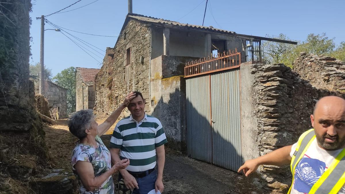 Dorinda y sus hijos Manuel y José, en Trabazón, O Irixo, donde ardieron casas deshabitadas.