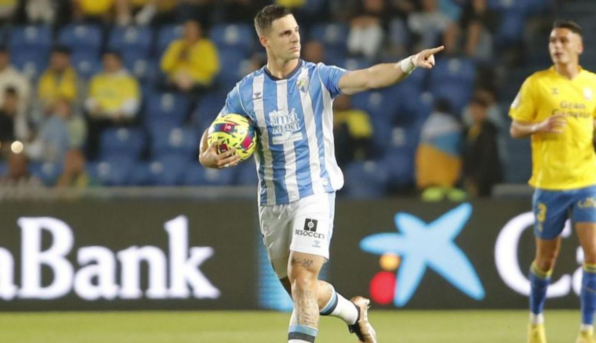 Fran Sol anotó desde el punto de penalti el primer gol del Málaga CF. | LALIGA