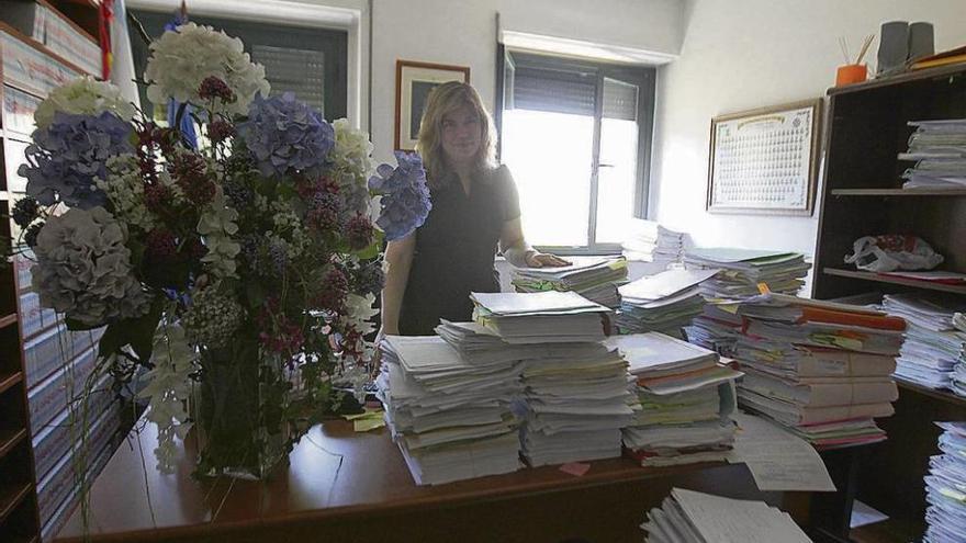 La mesa repleta de la secretaria del juzgado de lo Mercantil de Ourense, Elba García, en las antiguas instalaciones del juzgado en el Pazo de Xustiza. // Jesús Regal