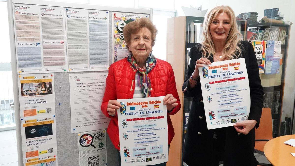 La edil de Cultura, Aurora Cienfuegos (derecha) y Edita Reguera, presidenta de la Agrupación Folklórica La Sidrina.