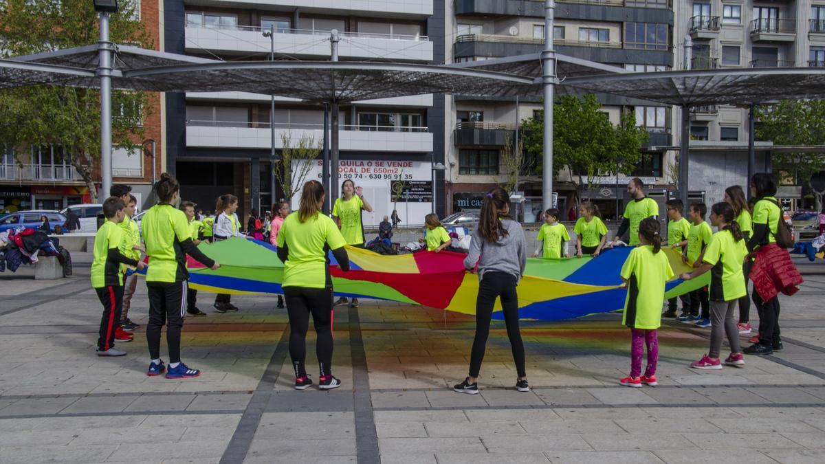 Jornada de Educación Física en la Calle en La Marina durante su primera edición.