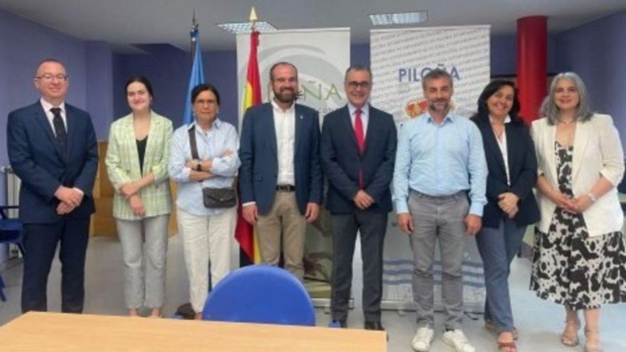 En el centro, el decano, con los alcaldes de Piloña y Cabranes. | COLEGIO DE ABOGADOS DE OVIEDO