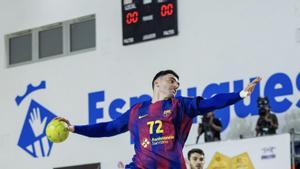 Un jugador del Barça efectúa un lanzamiento en el duelo ante el Granollers.