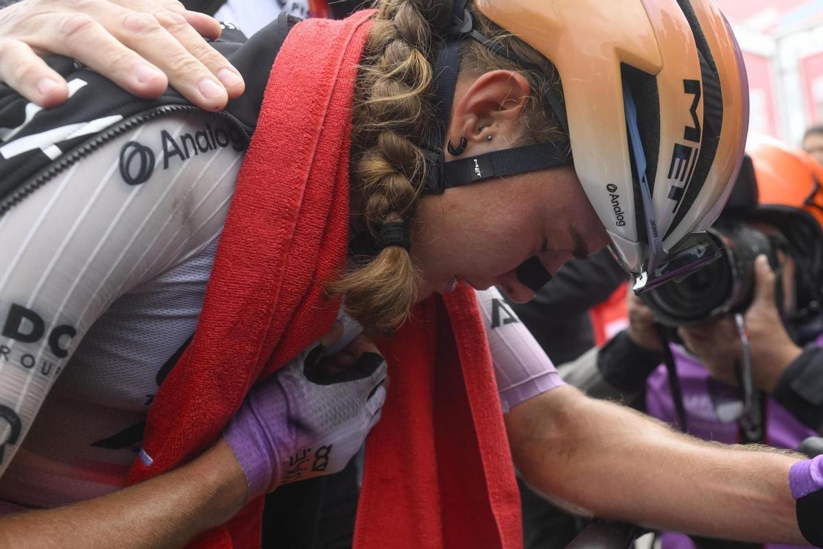 Paula Blasi, emocionada y agotada tras su llegada al Angliru.