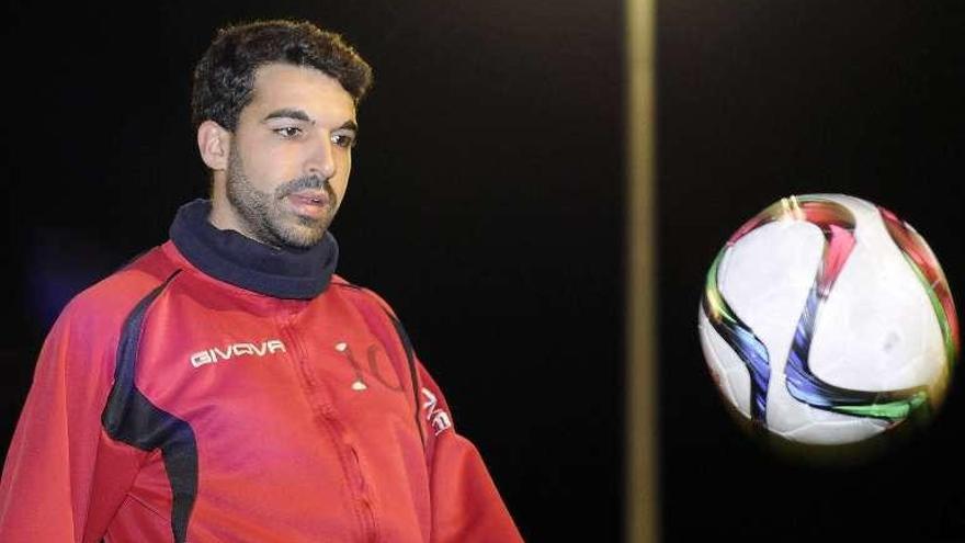 Carra, ayer, tocando el balón en el Cortizo . // Bernabé/Javier Lalín