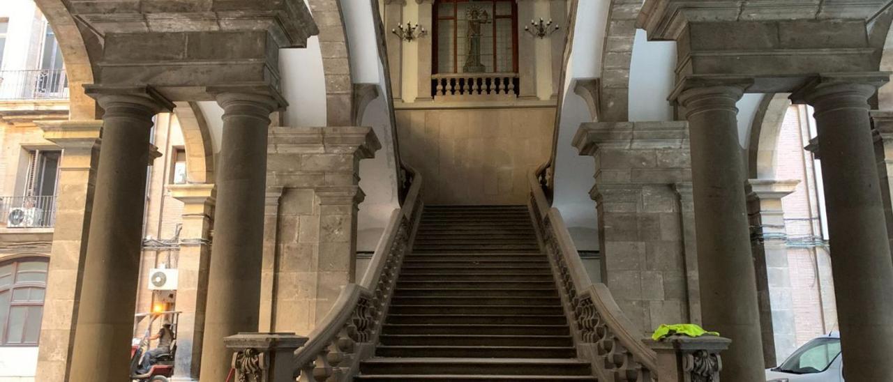 Imagen de la esalinata princiapl del Palacio de Justicia de València, que ahora será rehabilitado. | LEVANTE-EMV