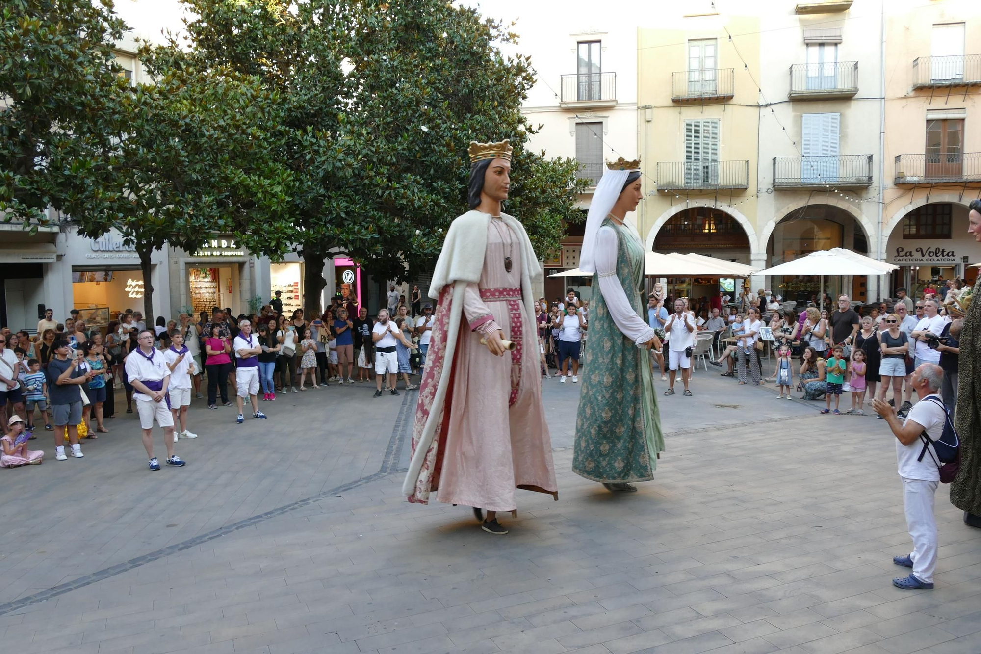 Els gegants de Figueres animen les Festes de Sant Pere amb el ball del seguici i una exposició