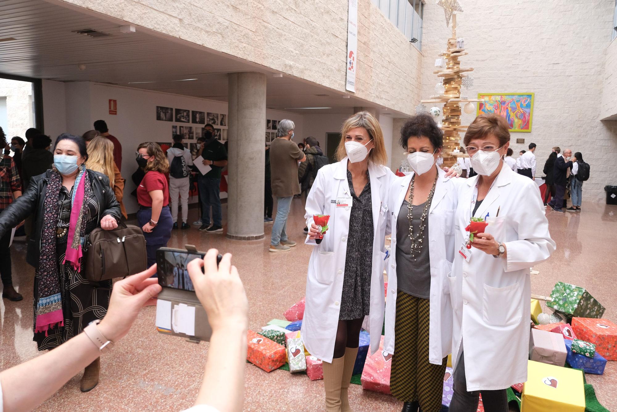 Los alumnos del CIFP Canastell protagonistas del acto de encendido del árbol de Navidad del Hospital de San Juan