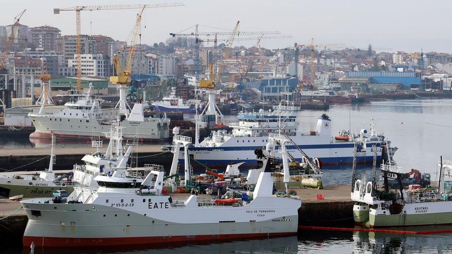 Vista de varios barcos de pesca atracados en el muelle de Beiramar (Vigo).