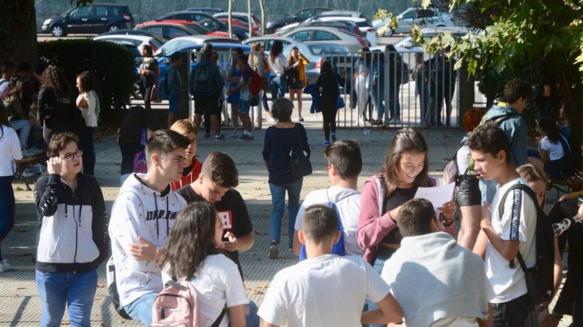 Alumnos del A Xunqueira II en el recreo.   | // RAFA VÁZQUEZ