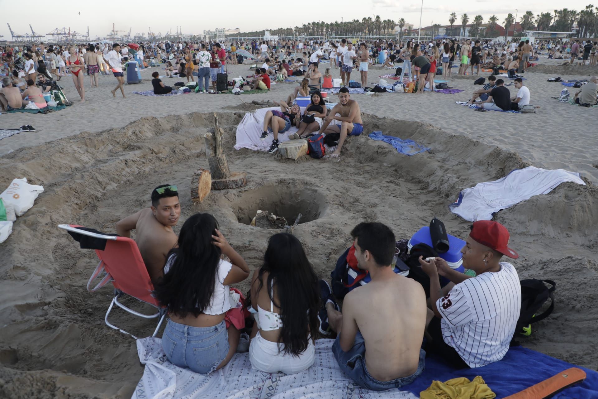 València inunda sus playas en el primer San Juan poscovid