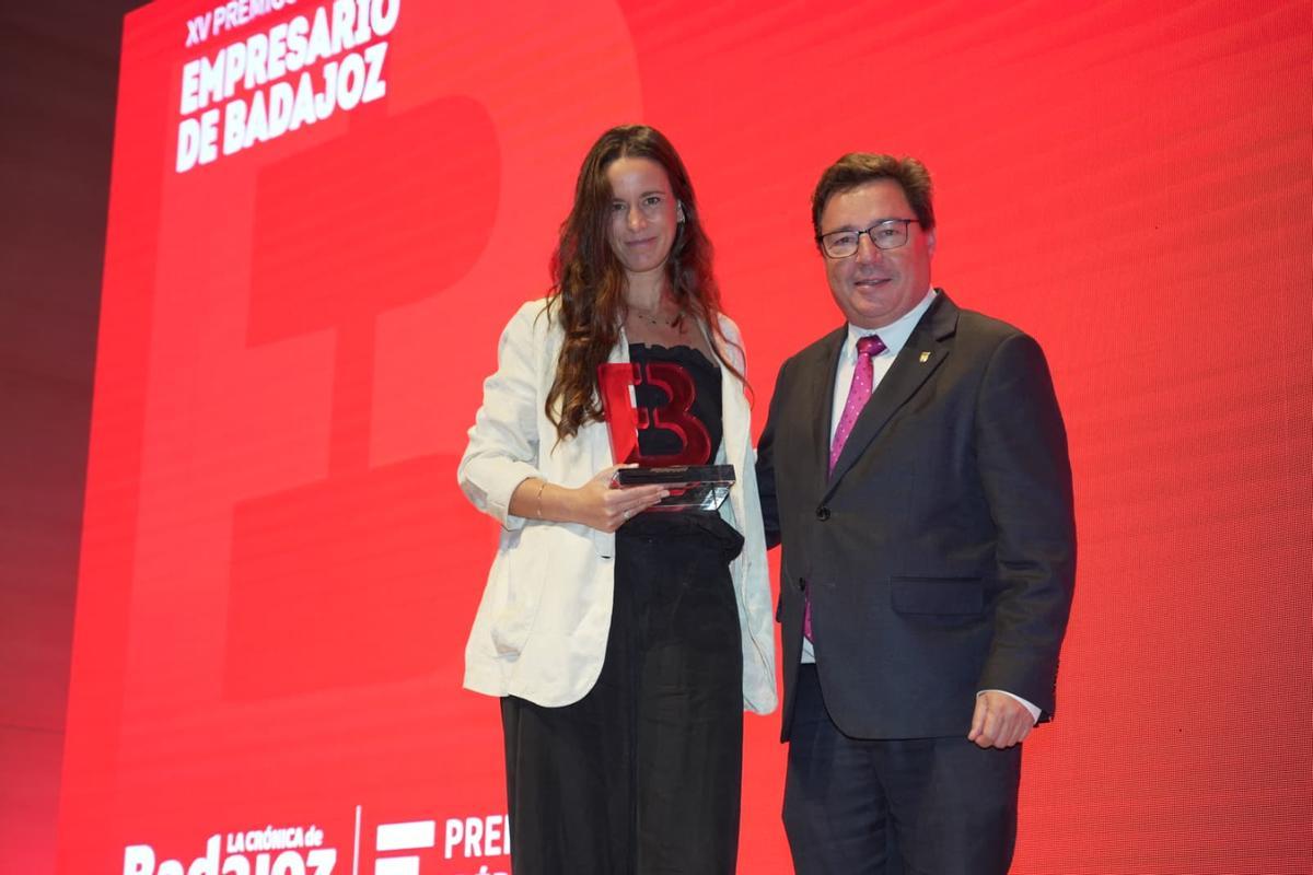 Pilar Gerona, Premio Iniciativa Empresarial, y el consejero de Economía, Guillermo Santamaría.