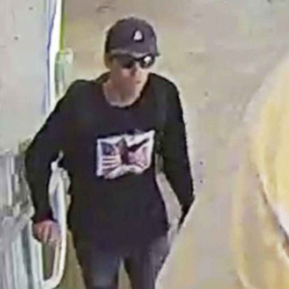 L’FBI difon la imatge del presumpte assassí i troba el rifle que va utilitzar