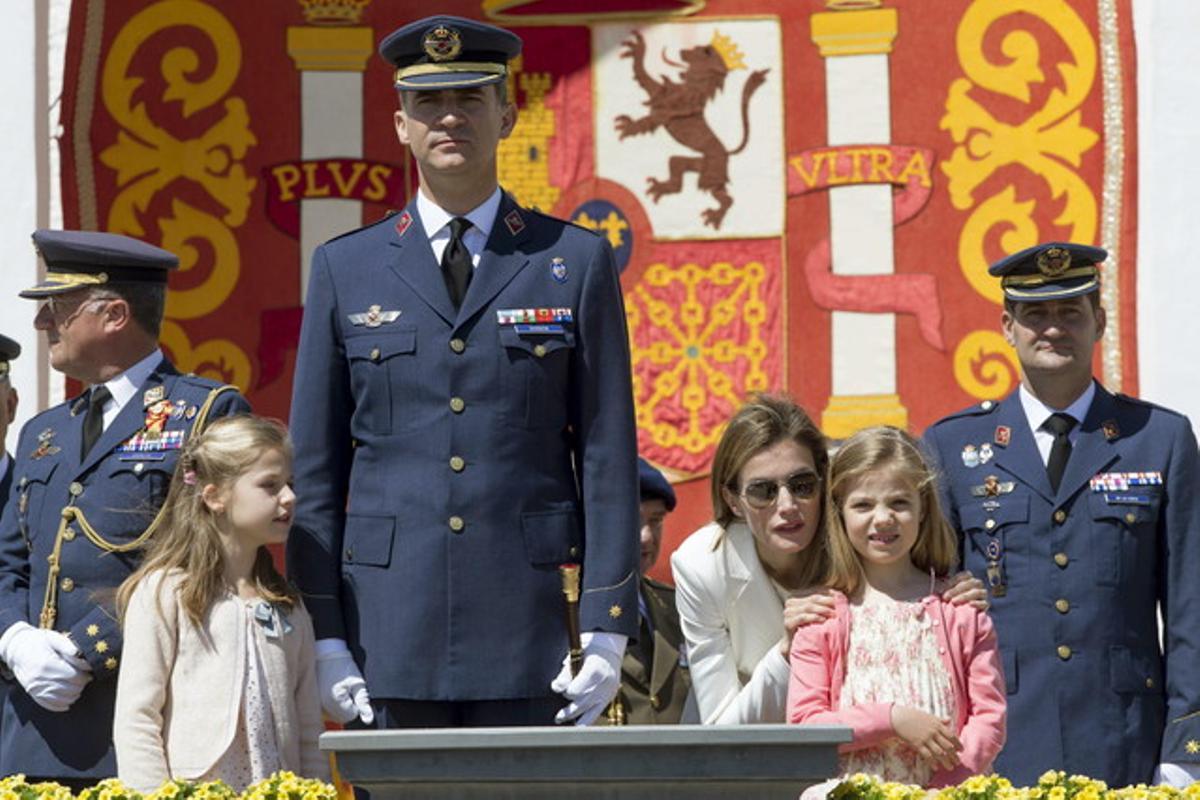 Los Príncipes de Asturias, Felipe y Letizia, junto a sus hijas, las infantas Leonor y Sofía, durante los actos conmemorativos del 25º aniversario de la 41ª promoción de tenientes de la Academia General del Aire (AGA).