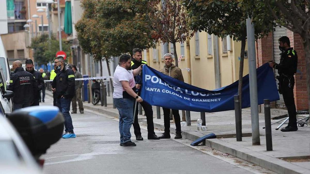 Agentes de las fuerzas de seguridad en el lugar donde se ha producido el incendio en Santa Coloma de Gramenet.