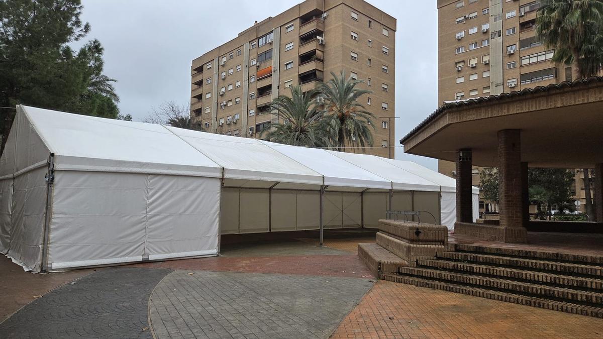 Carpa instalada en Xirivella para la recepción real , por las lluvias.