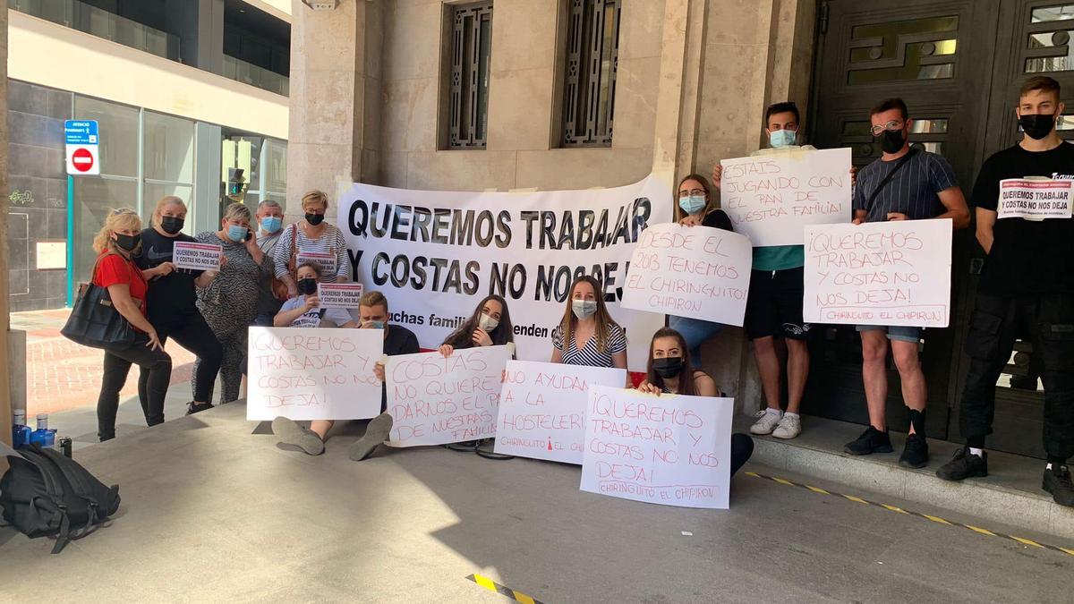 Manifestación ante Costas de los trabajadores de un chiringuito de Almenara para exigir su apertura