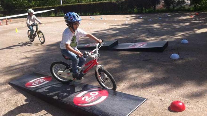 Un niño disfrutando de una de las actividades // J. SANTOMÉ