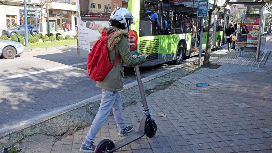 Un usuario de patinete eléctrico en la Gran Vía de Vigo. // Marta G. Brea