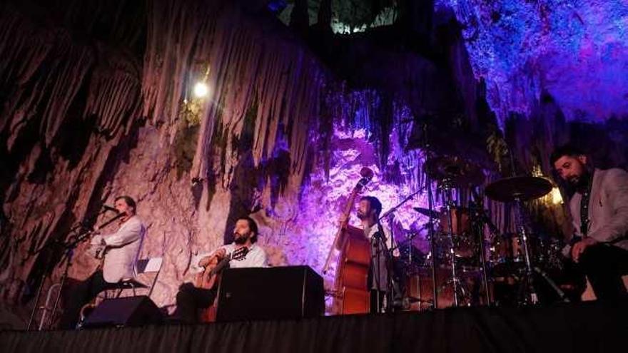 El flamenco fusión de Jorge Pardo inunda de ritmo la Cueva de Nerja