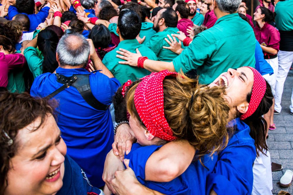 Els castellers de Berga descarreguen la primera construcció de vuit pisos