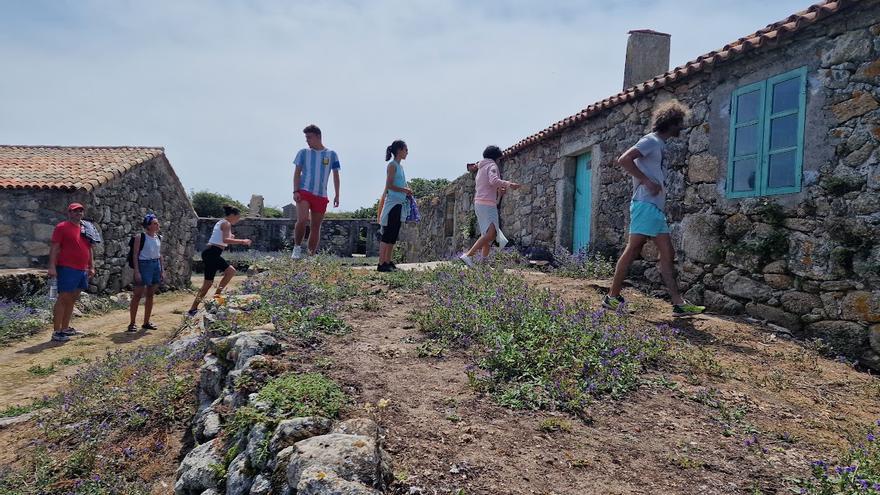 La llegada de un grupo de visitantes a la casa de la aldea que está siendo restaurada.   | //  M. MÉNDEZ