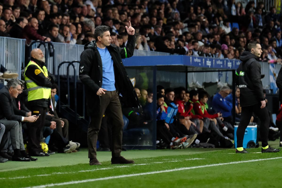 Juanfran Funes da indicaciones en el Málaga CF-Cultural Leonesa de La Rosaleda.