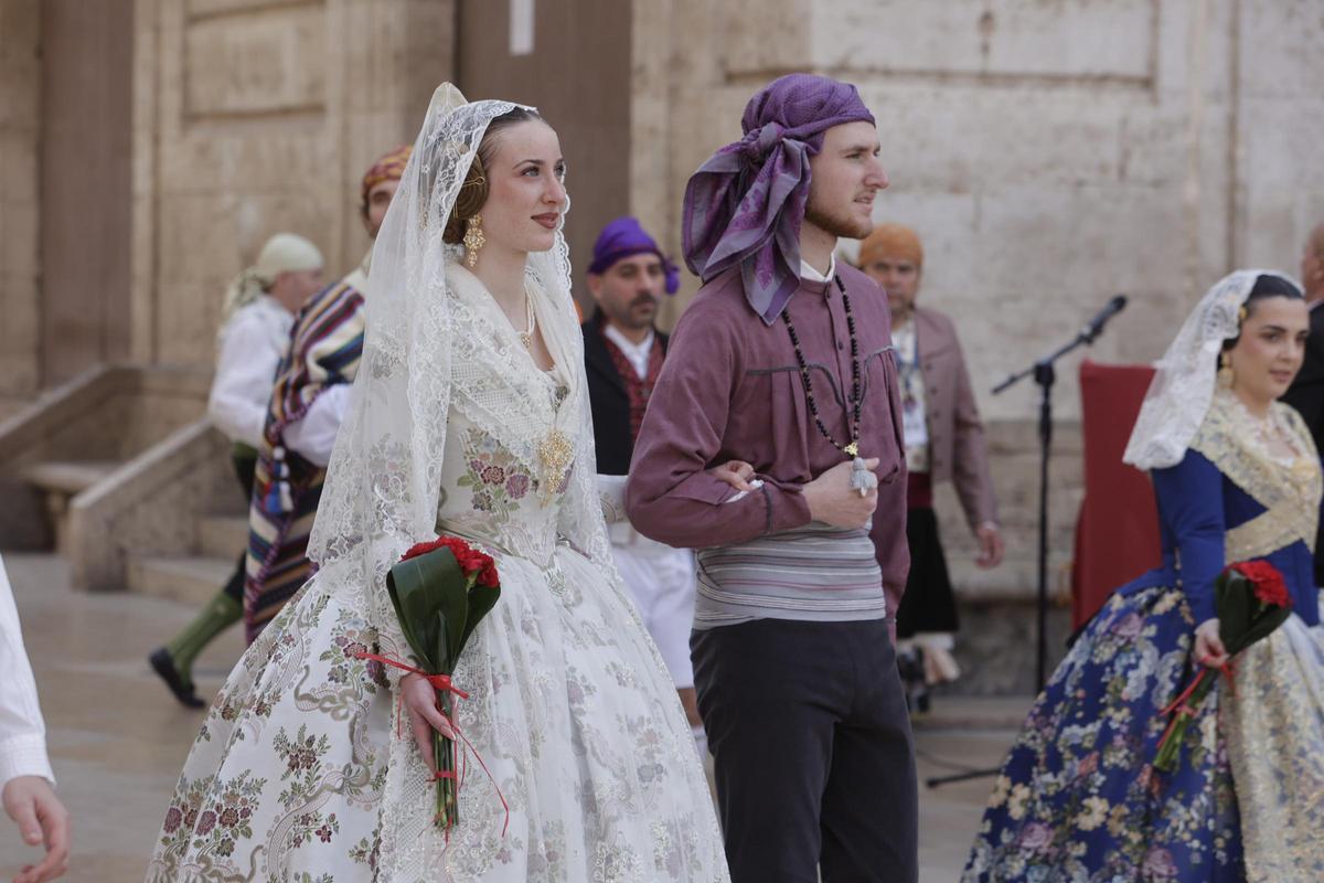 Todas las fotos de la ofrenda del 18 de marzo por la calle San Vicente hasta la 16:30 horas