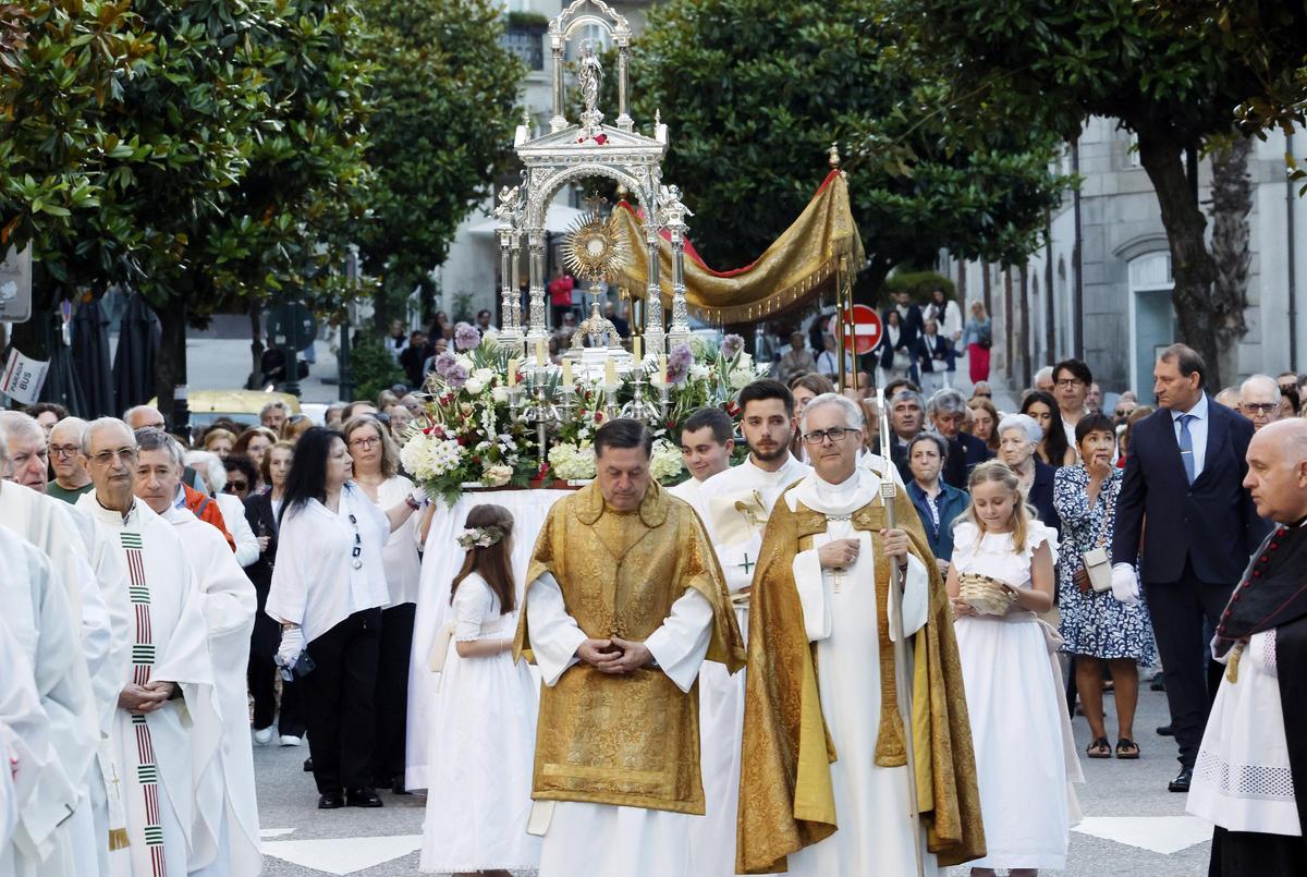 El obispo Antonio Valín durante la procesión del Corpus Christi a su paso por la Alameda