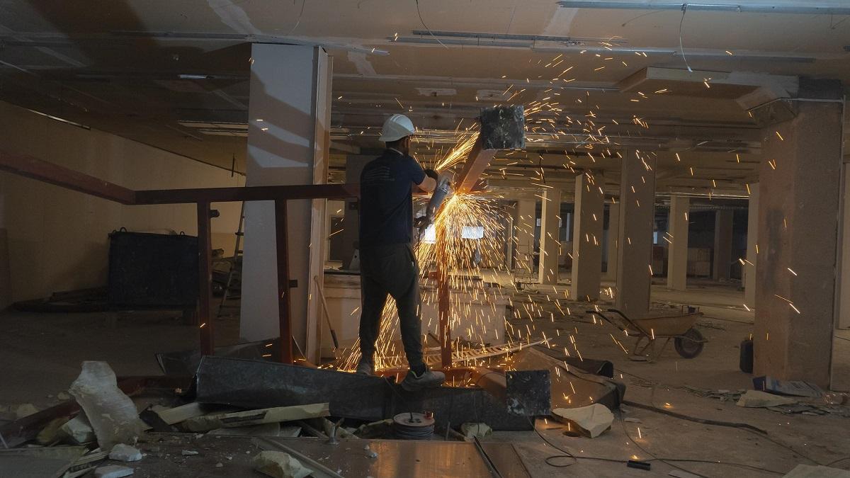 Obras de reforma en el nuevo supermercado Más Ahorro que abrirá en Huerta de la Reina.
