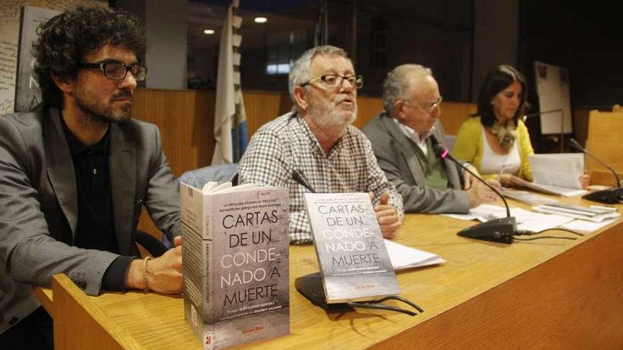 Pazos y Alonso Montero, entre Enrique Alvarellos (izda) y Olivia Rodríguez (dcha).