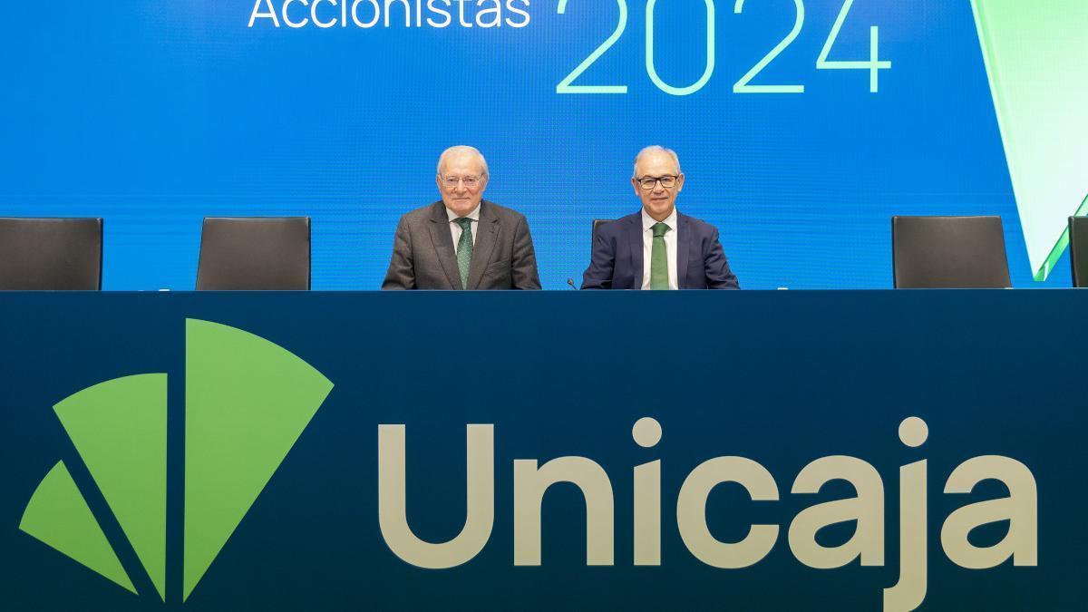 El presidente saliente de Unicaka, Manuel Azuaga, junto al CEO, Isidro Rubiales, este viernes en Málaga