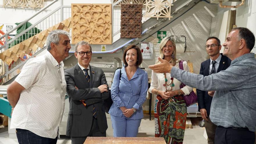 El consejero Veganzones (2i), visita el Centro Regional de Artesanía Cearcal en Valladolid, ayer | Rubén Cacho - Ical