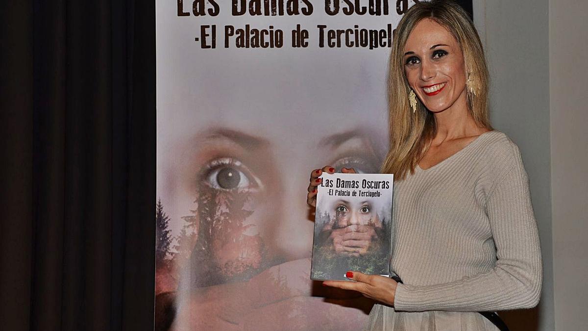 María José Marcos, con su novela El Palacio de Terciopelo. | INFORMACIÓN