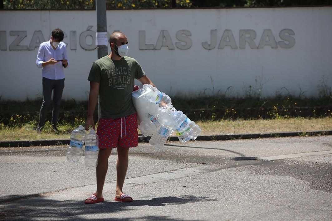 El Ejército y Emacsa reparten agua potable en la urbanización de Las Jaras