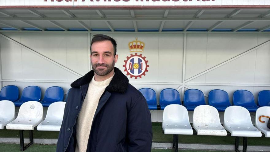 Campabadal, ayer, ante el banquillo del Suárez Puerta.  | N. M.