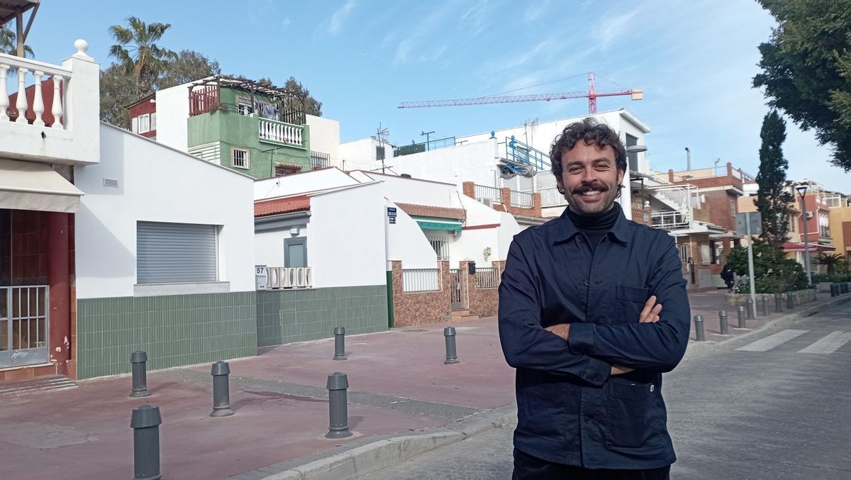 Francisco Ortega, delante del 57 de la calle Banda del Mar, en el paseo marítimo de El Palo.