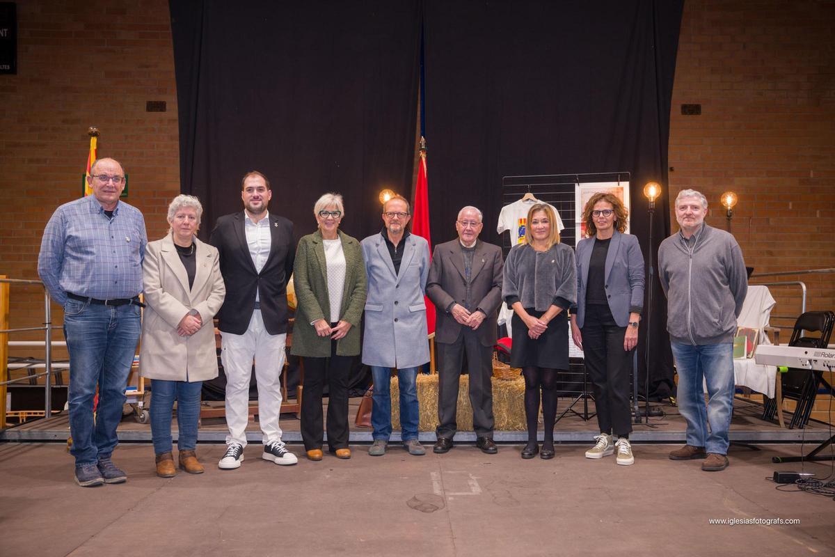 Mossèn Josep Solà amb l'alcaldessa i els regidors del consistori